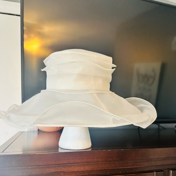 Elegant Darby or Oaks Hat with Pink Feather Accents - Picture 4 of 7